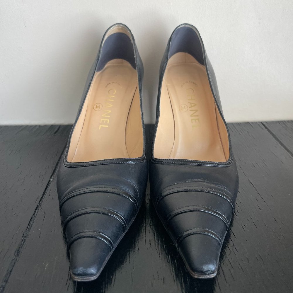 VTG Chanel Black Pumps Heels Leather 37 7 735 CC Pointed Striped 6.5 - Picture 4 of 11